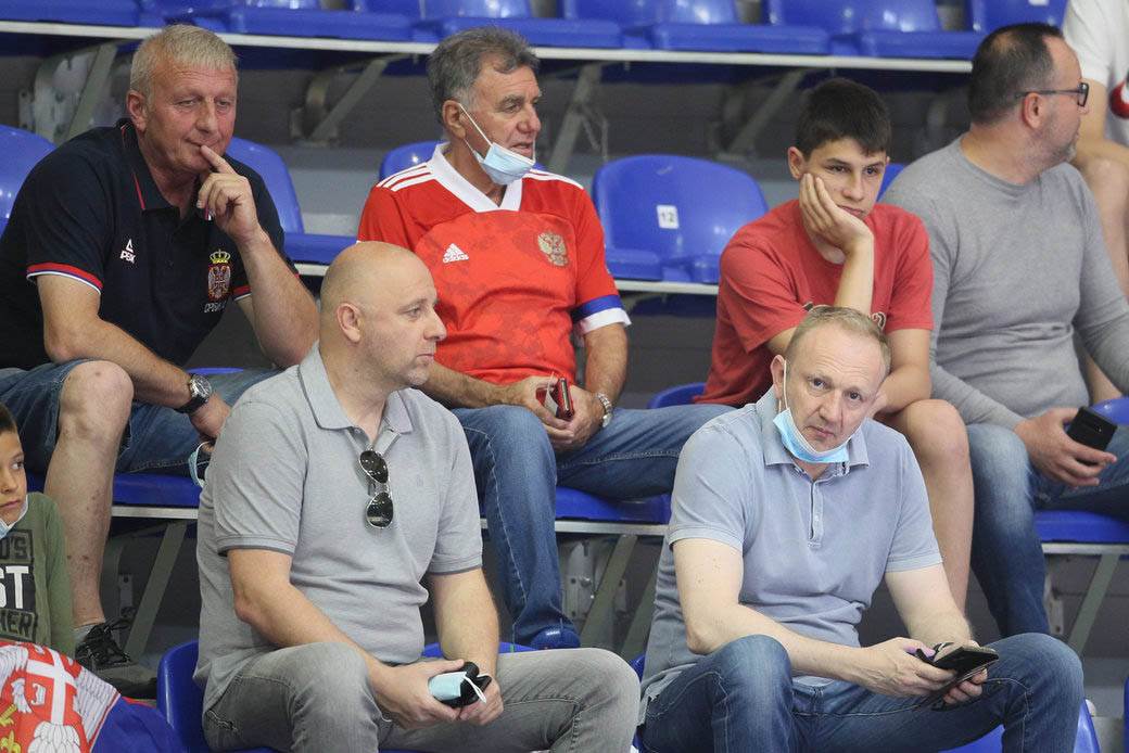 stefan jovic povredjen gleda utakmicu