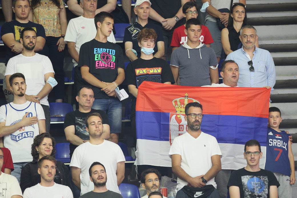 stefan jovic povredjen gleda utakmicu