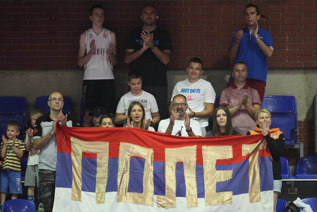 stefan jovic povredjen gleda utakmicu