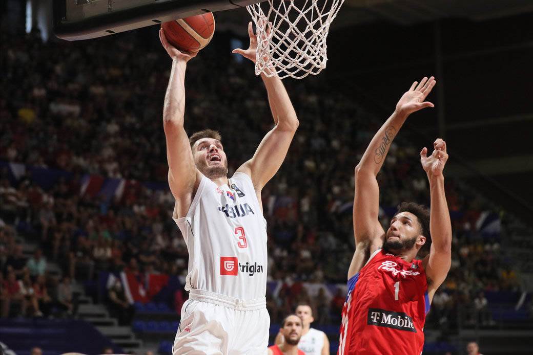 stefan jovic povredjen gleda utakmicu