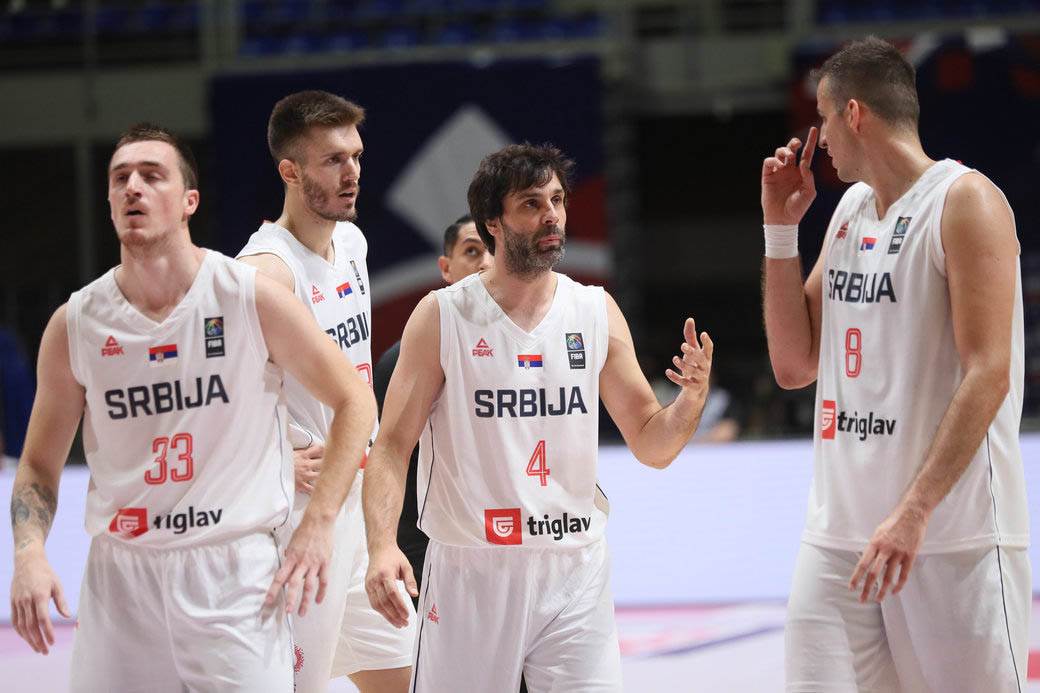 stefan jovic povredjen gleda utakmicu