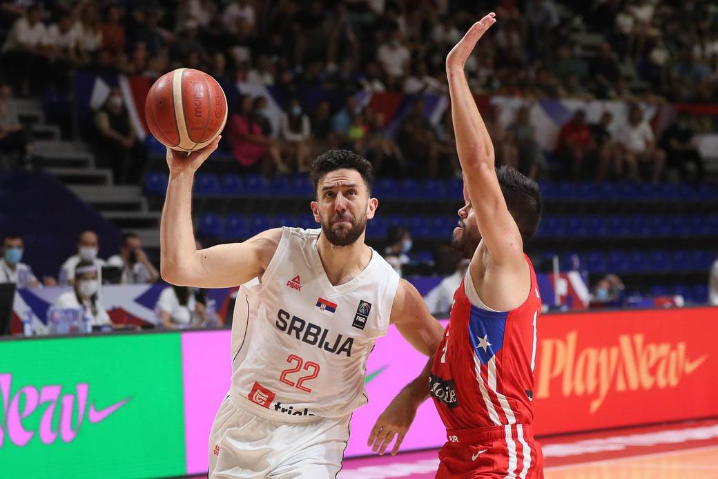 stefan jovic povredjen gleda utakmicu