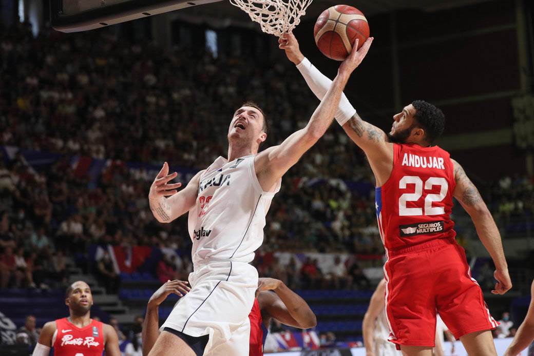 stefan jovic povredjen gleda utakmicu