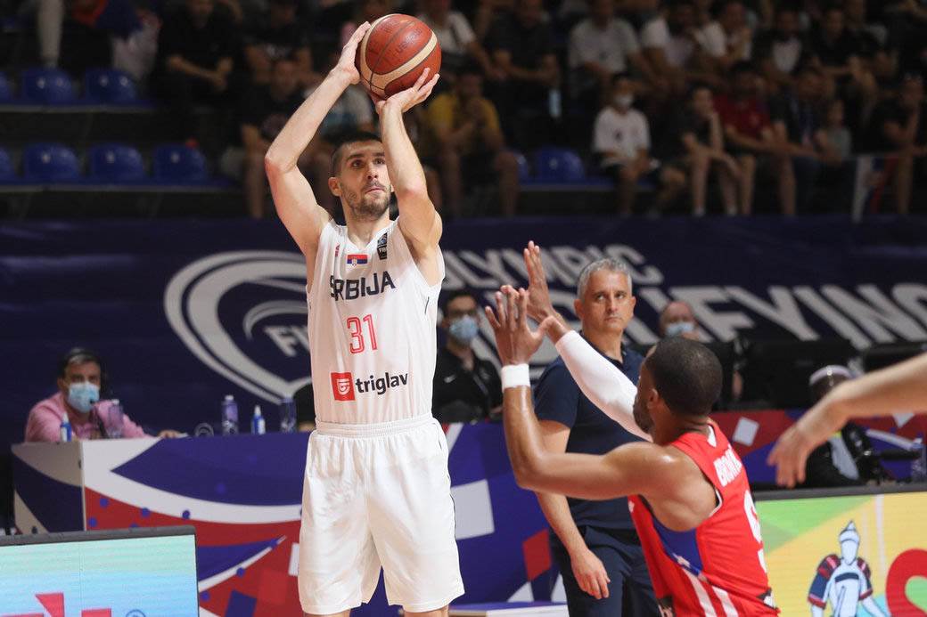 stefan jovic povredjen gleda utakmicu