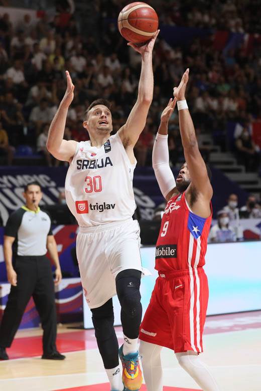 stefan jovic povredjen gleda utakmicu