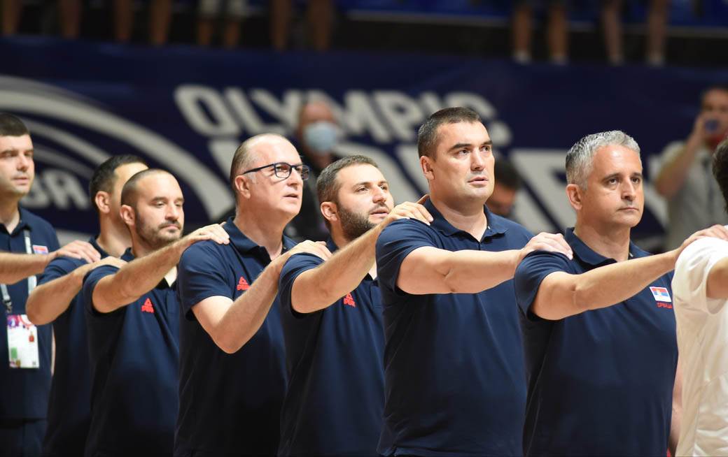 stefan jovic povredjen gleda utakmicu