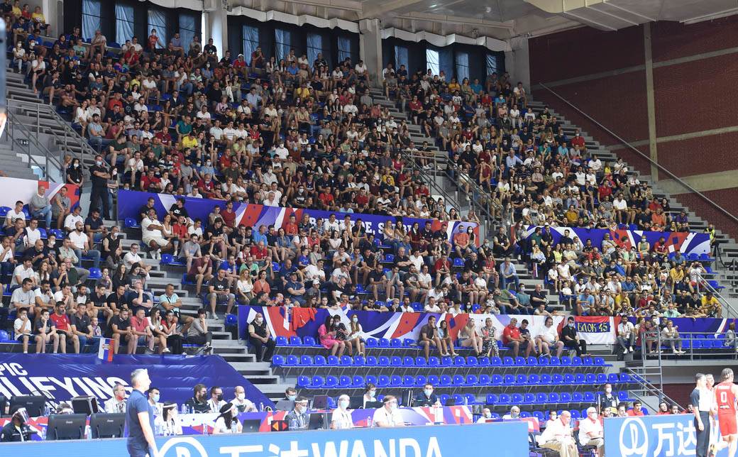 stefan jovic povredjen gleda utakmicu