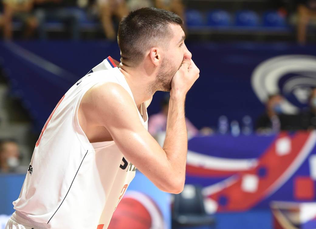 stefan jovic povredjen gleda utakmicu