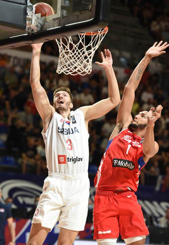 stefan jovic povredjen gleda utakmicu