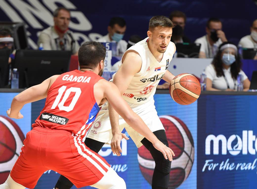 stefan jovic povredjen gleda utakmicu