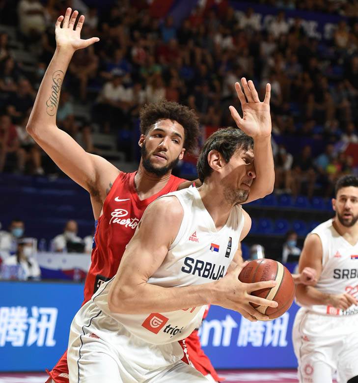 stefan jovic povredjen gleda utakmicu