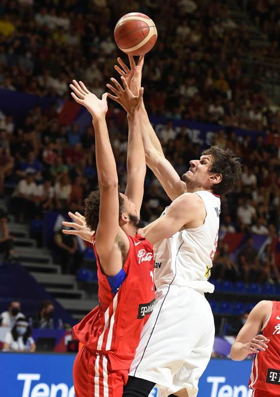 stefan jovic povredjen gleda utakmicu