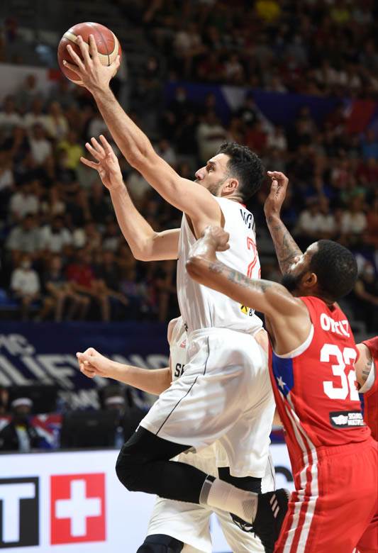 stefan jovic povredjen gleda utakmicu