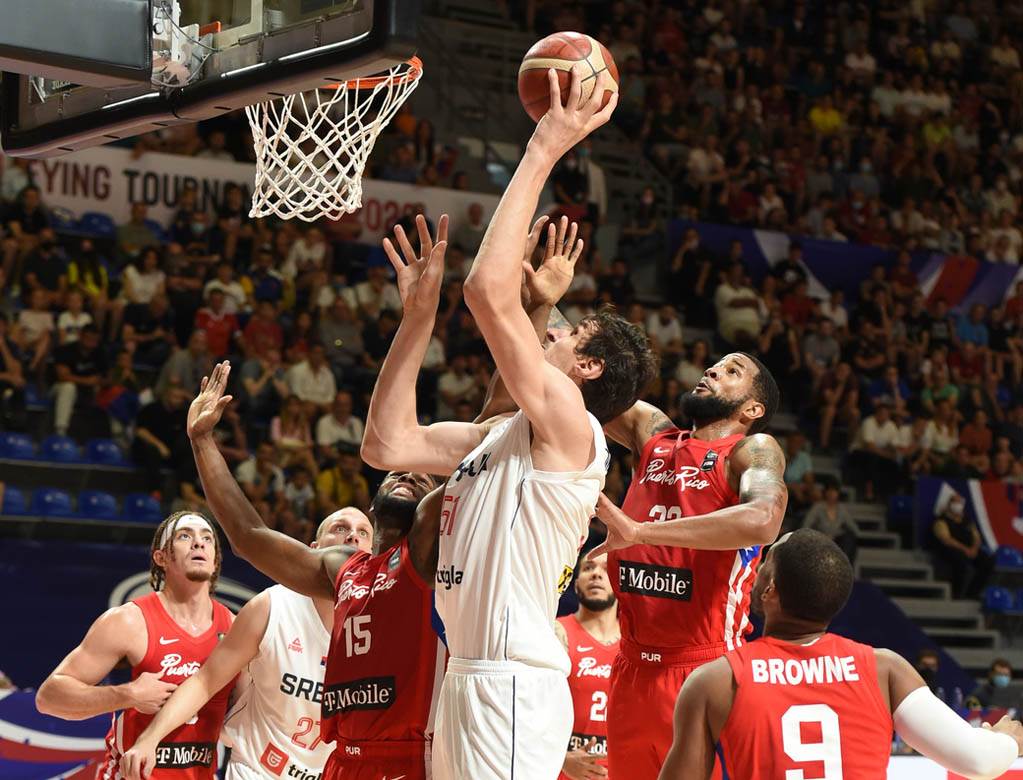 stefan jovic povredjen gleda utakmicu