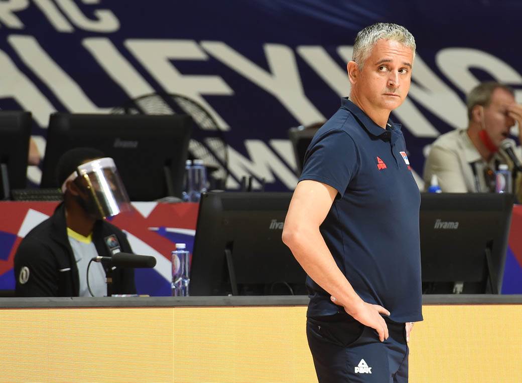 stefan jovic povredjen gleda utakmicu