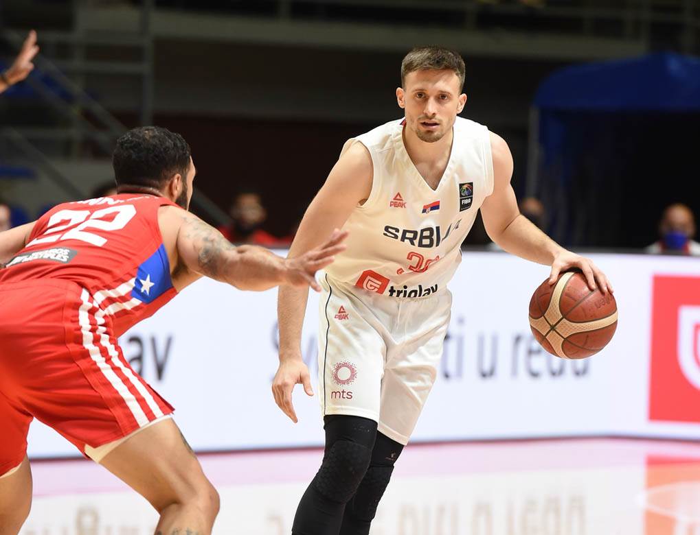 stefan jovic povredjen gleda utakmicu