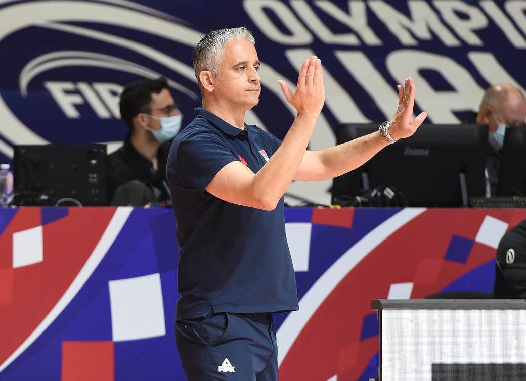 stefan jovic povredjen gleda utakmicu