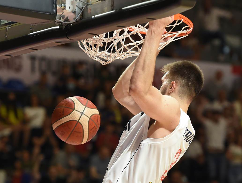 stefan jovic povredjen gleda utakmicu