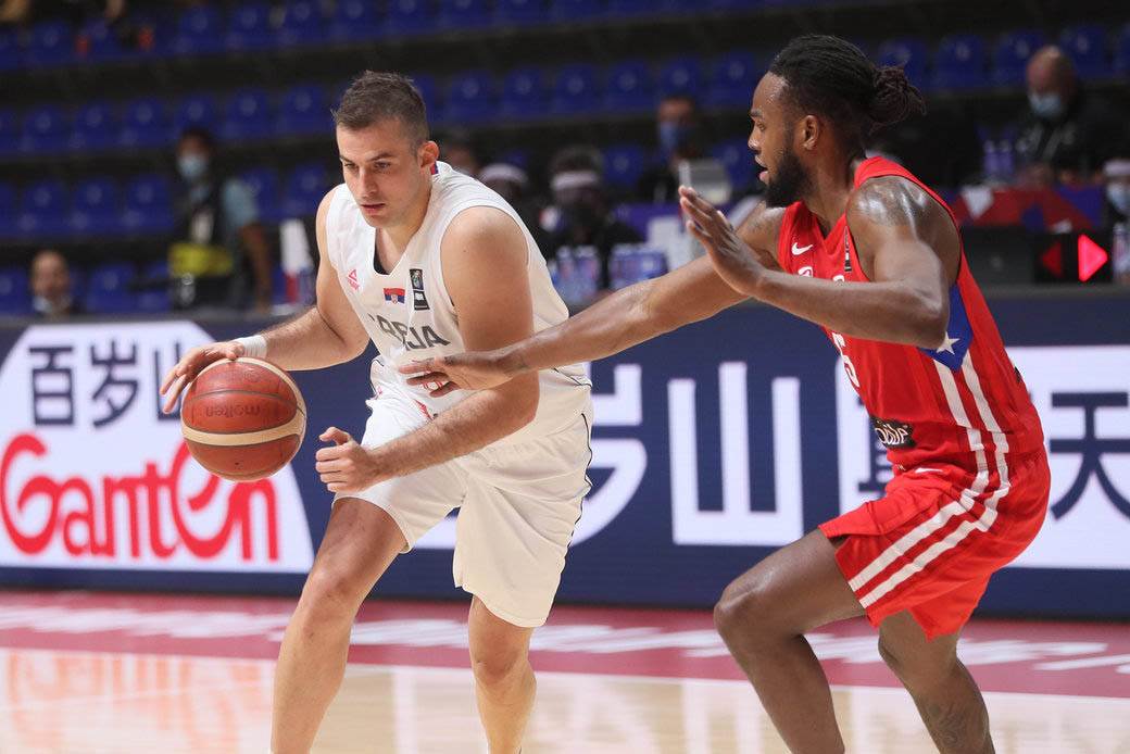 stefan jovic povredjen gleda utakmicu