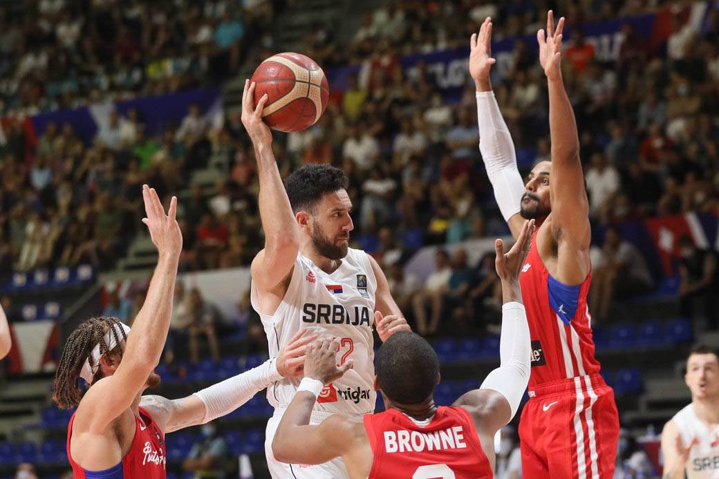 stefan jovic povredjen gleda utakmicu