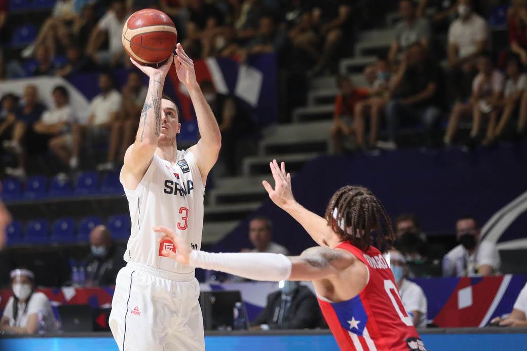 stefan jovic povredjen gleda utakmicu