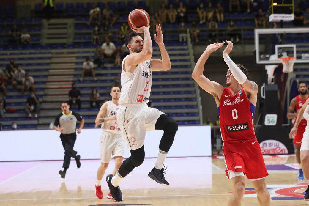 stefan jovic povredjen gleda utakmicu