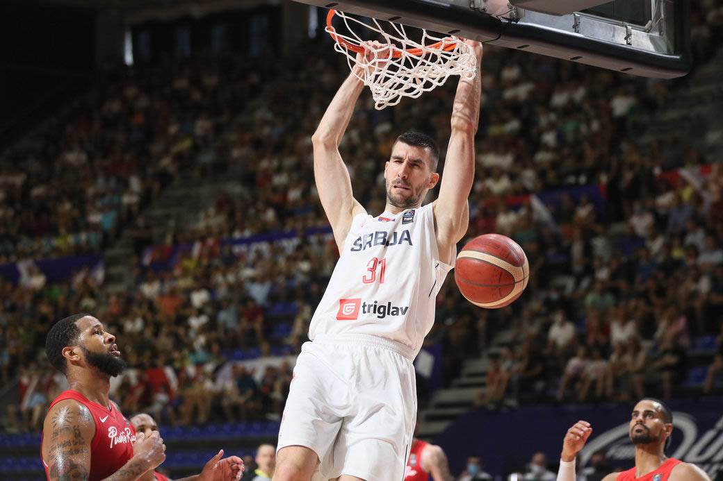 stefan jovic povredjen gleda utakmicu