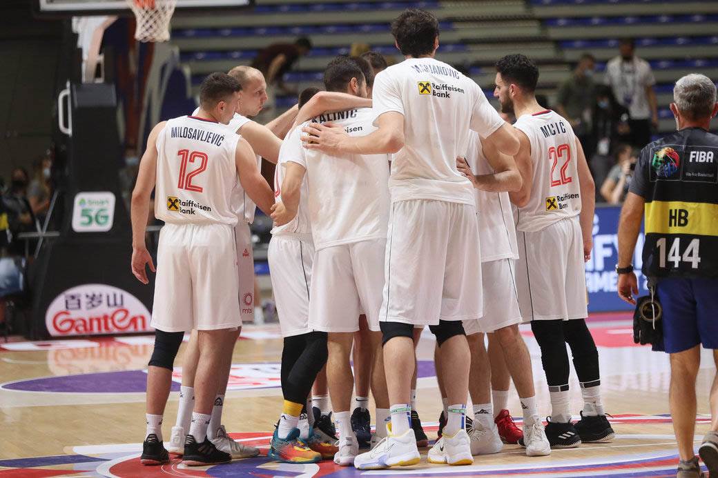 stefan jovic povredjen gleda utakmicu