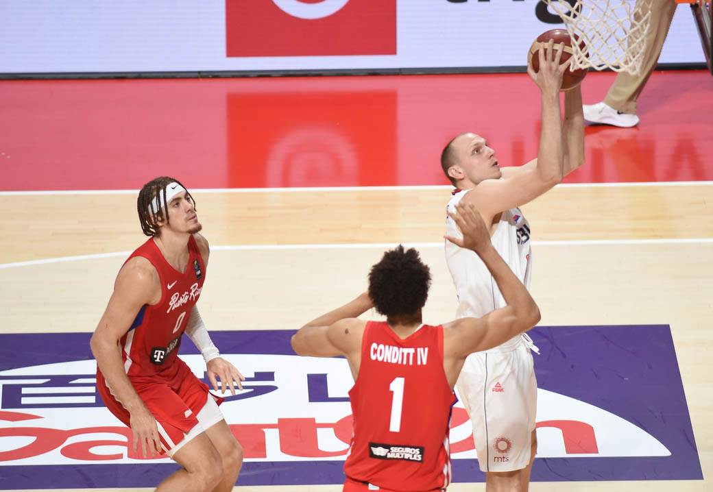 stefan jovic povredjen gleda utakmicu