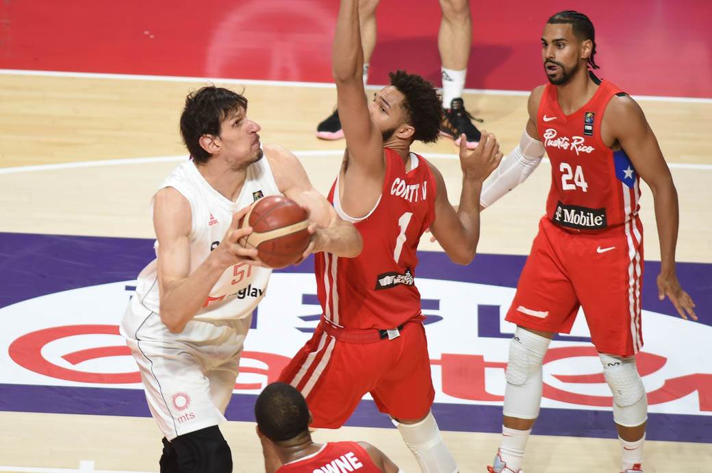 stefan jovic povredjen gleda utakmicu