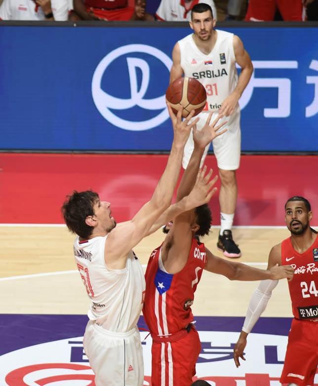 stefan jovic povredjen gleda utakmicu