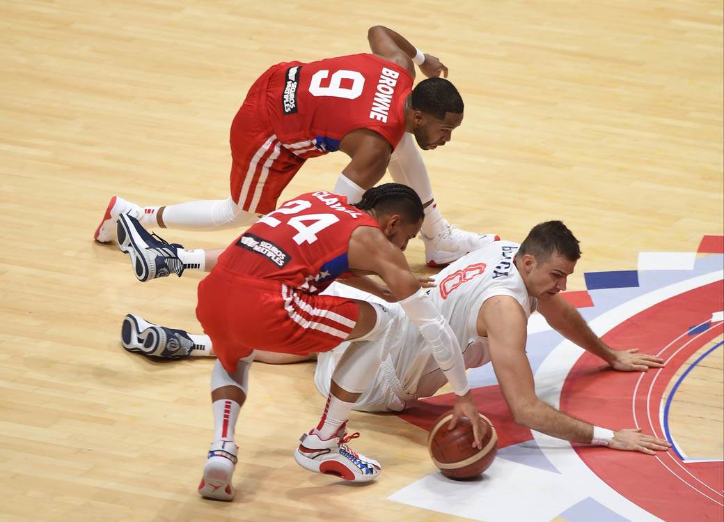 stefan jovic povredjen gleda utakmicu