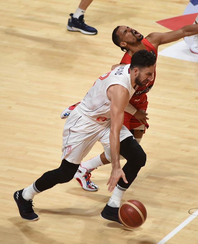 stefan jovic povredjen gleda utakmicu