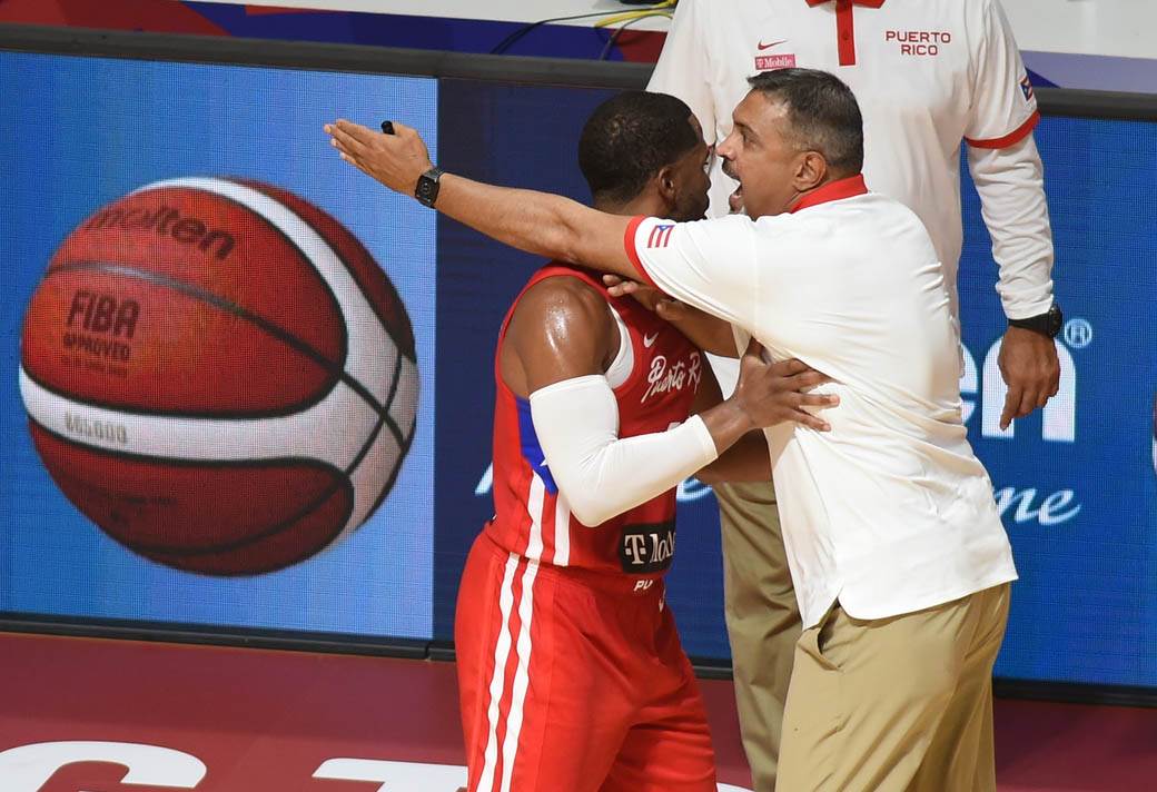 stefan jovic povredjen gleda utakmicu