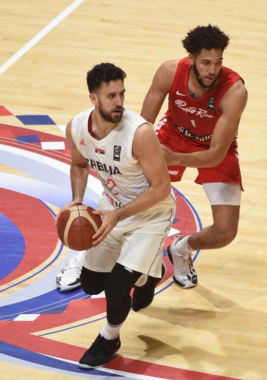 stefan jovic povredjen gleda utakmicu