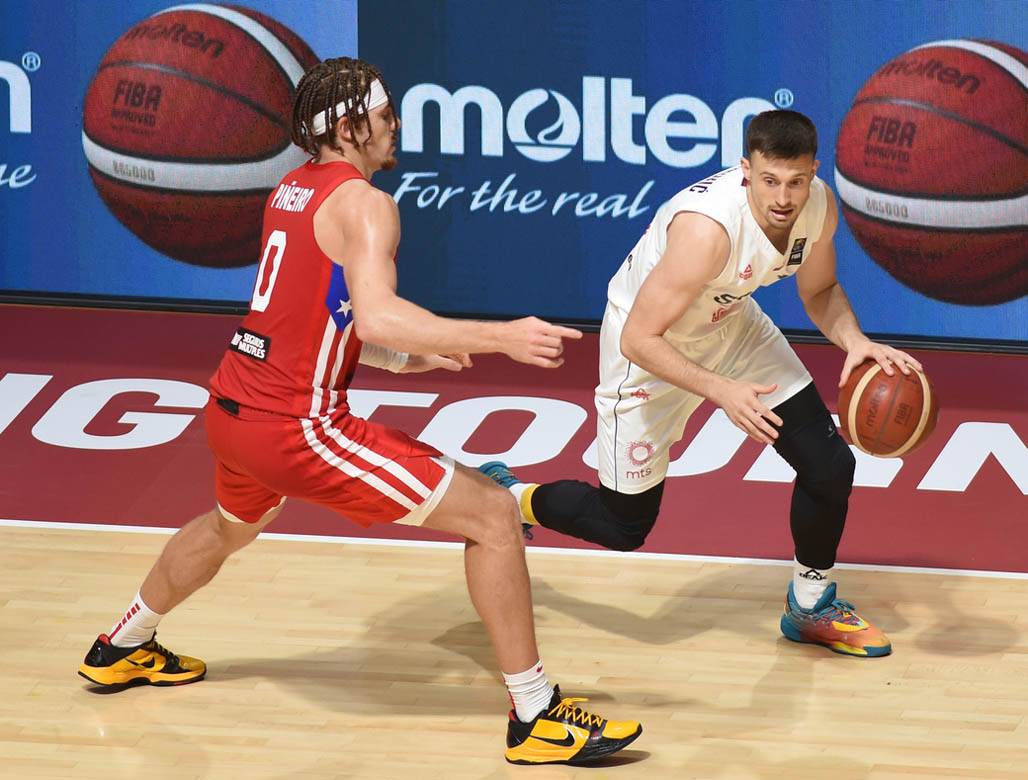 stefan jovic povredjen gleda utakmicu