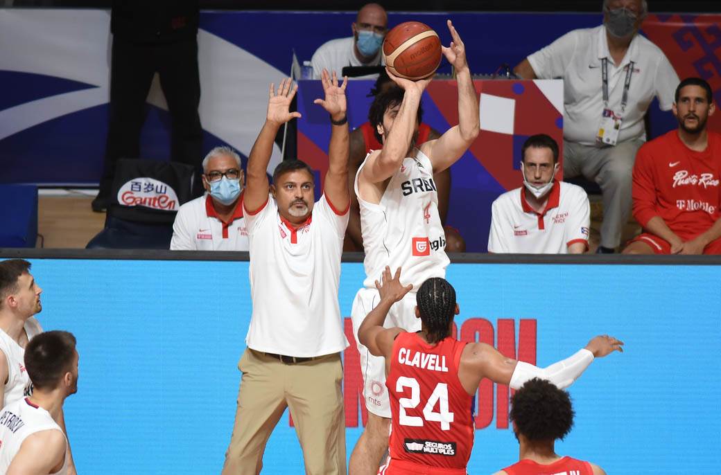 stefan jovic povredjen gleda utakmicu