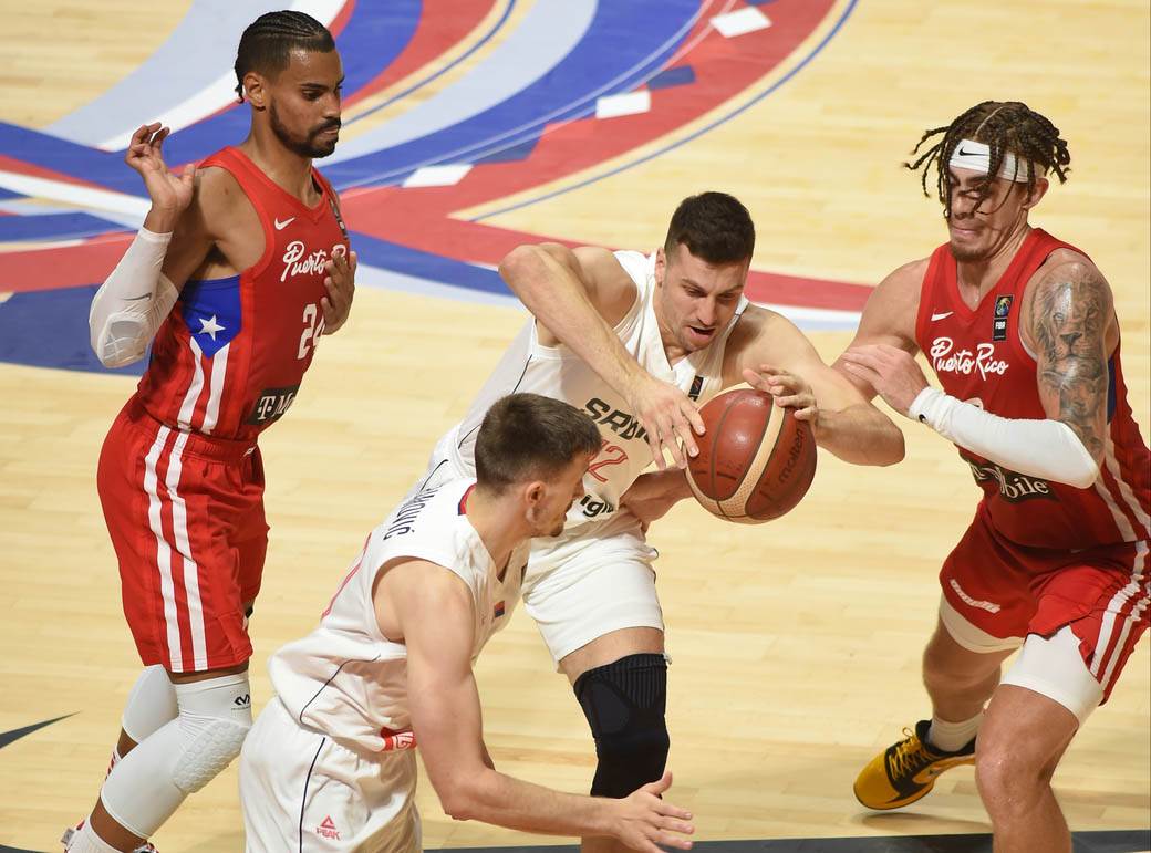 stefan jovic povredjen gleda utakmicu