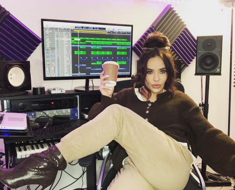 glumica ima koronu simptomi bol