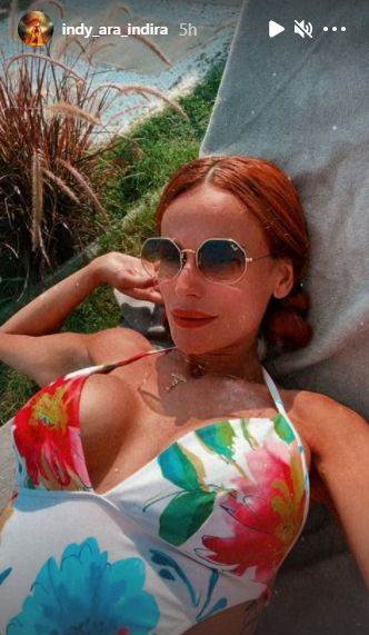 indi mrsava u kupacem grudi obline