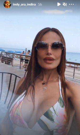 indi mrsava u kupacem grudi obline