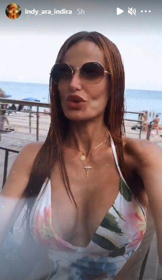 indi mrsava u kupacem grudi obline