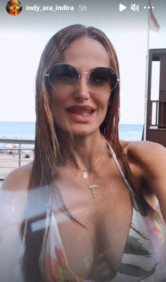 indi mrsava u kupacem grudi obline