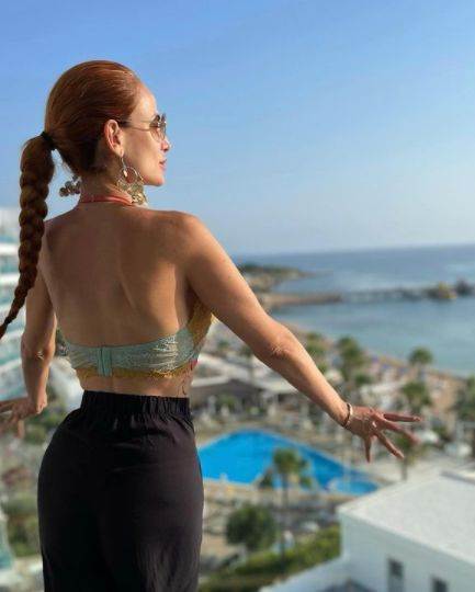 indi mrsava u kupacem grudi obline