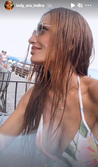 indi mrsava u kupacem grudi obline