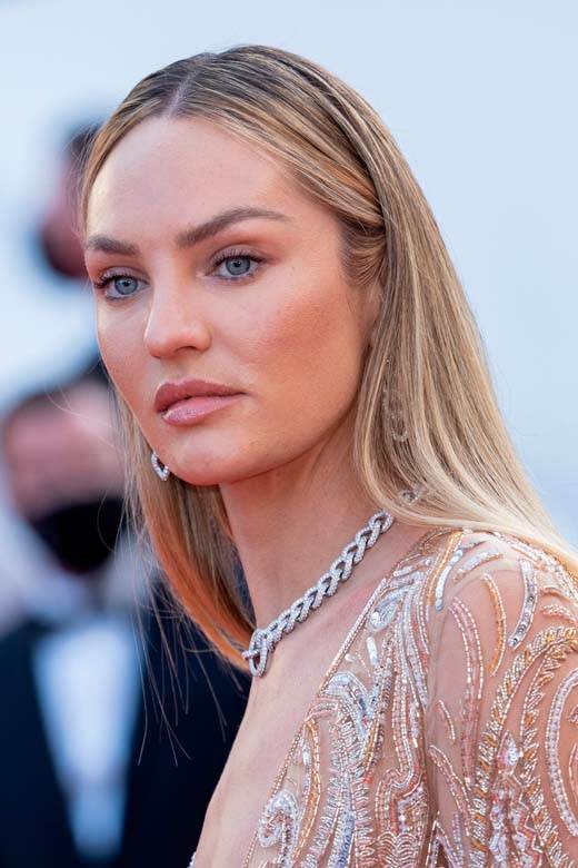 Manekenka Kendis Svonepul u mrežastoj haljini