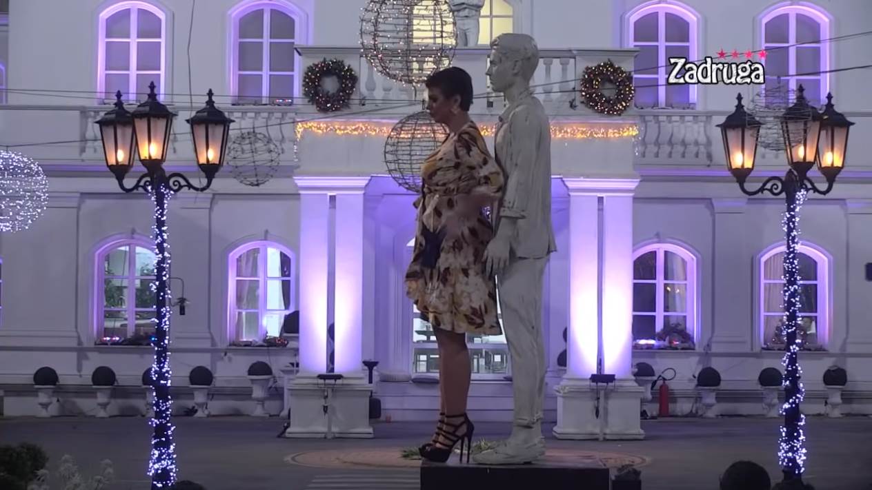 miljana se popela na statuu zadruga