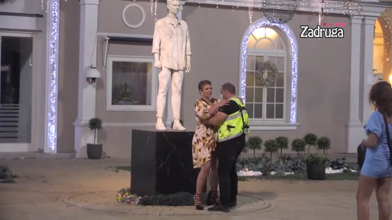 miljana se popela na statuu zadruga