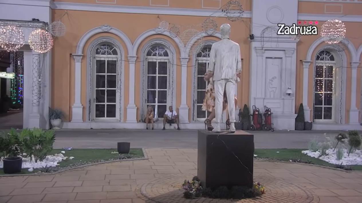 miljana se popela na statuu zadruga