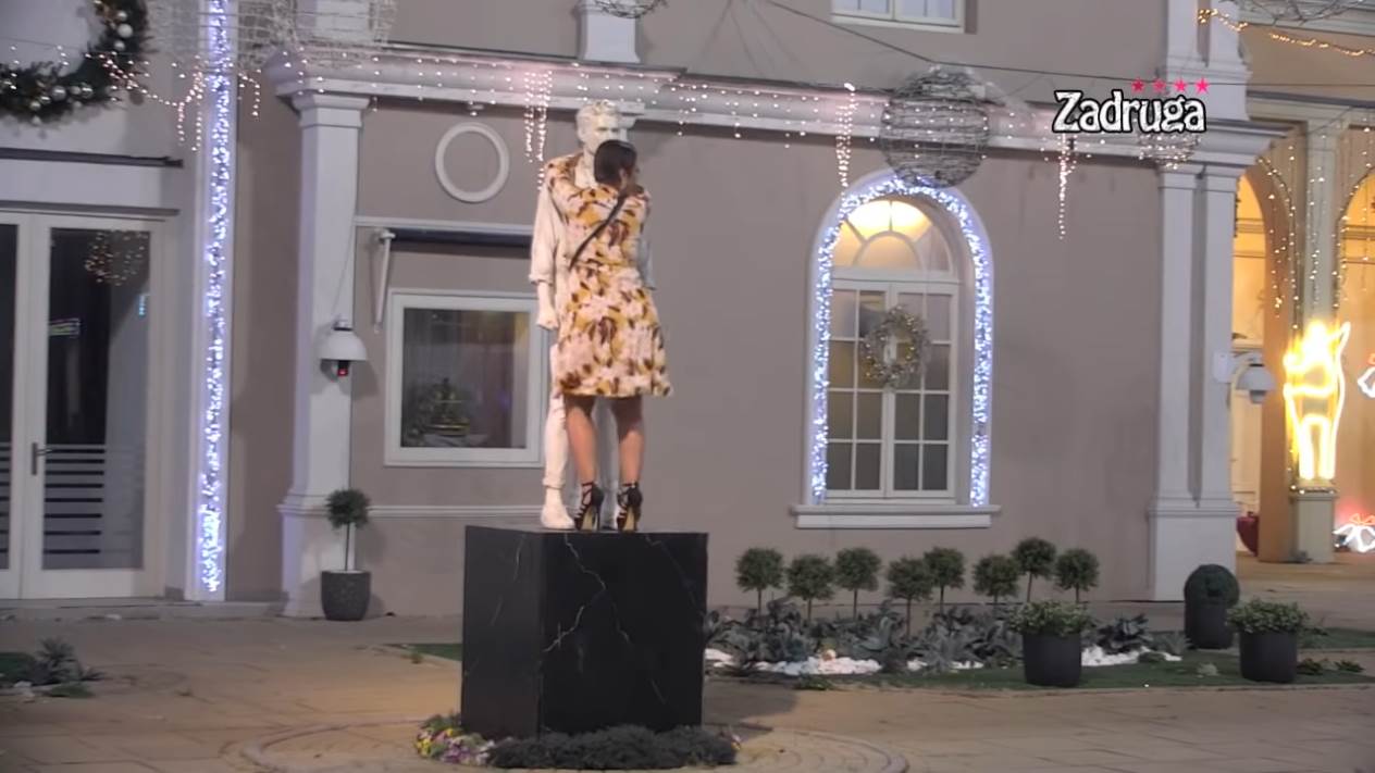 miljana se popela na statuu zadruga